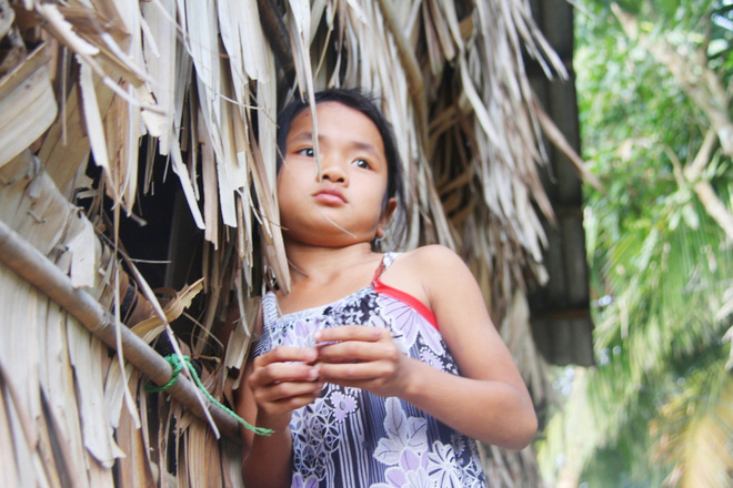 Bố mẹ bỏ rơi, 3 bé gái đi bán vé số mỗi ngày với ước mơ được tiếp tục đến trường
