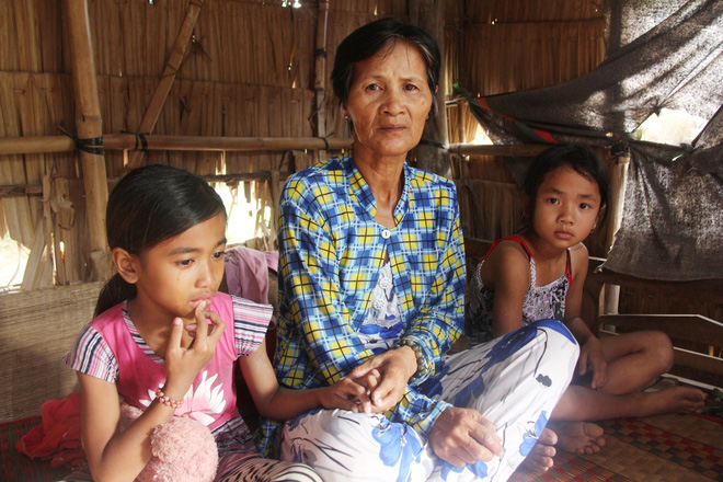 Bố mẹ bỏ rơi, 3 bé gái đi bán vé số mỗi ngày với ước mơ được tiếp tục đến trường