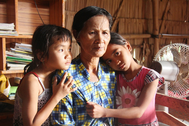 Bố mẹ bỏ rơi, 3 bé gái đi bán vé số mỗi ngày với ước mơ được tiếp tục đến trường