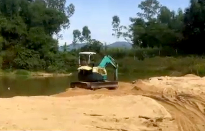 Cách chức bí thư và chủ tịch xã tiếp tay cho cát tặc