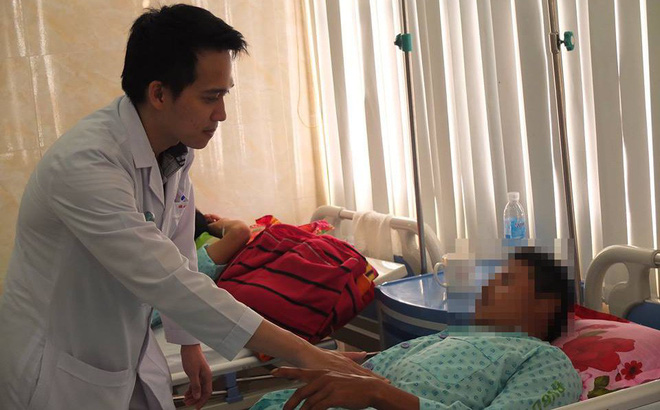 Tai nạn trong ao nuôi tôm, 3 người đàn ông mất hết da ở bộ phận sinh dục