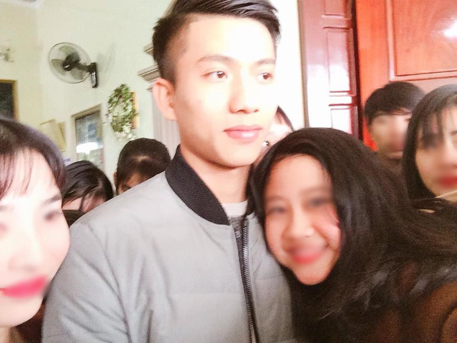Phan Văn Đức U23 về quê nhà, hàng trăm cô gái bao vây để chụp ảnh và... hôn trộm
