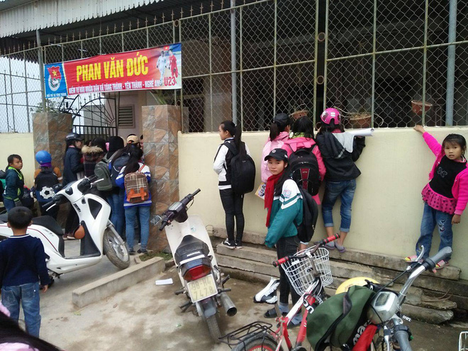 Phan Văn Đức U23 về quê nhà, hàng trăm cô gái bao vây để chụp ảnh và... hôn trộm Phan Văn Đức U23 về quê nhà, hàng trăm cô gái bao vây để chụp ảnh và... hôn trộm