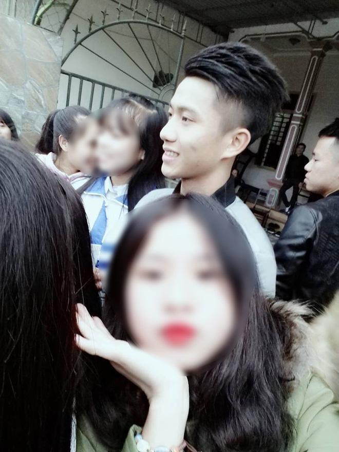 Phan Văn Đức U23 về quê nhà, hàng trăm cô gái bao vây để chụp ảnh và... hôn trộm Phan Văn Đức U23 về quê nhà, hàng trăm cô gái bao vây để chụp ảnh và... hôn trộm