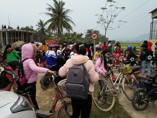 Phan Văn Đức U23 về quê nhà, hàng trăm cô gái bao vây để chụp ảnh và... hôn trộm