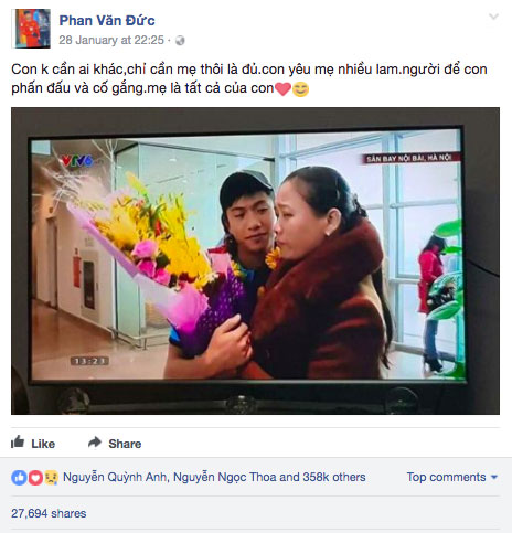 Phan Văn Đức U23 về quê nhà, hàng trăm cô gái bao vây để chụp ảnh và... hôn trộm