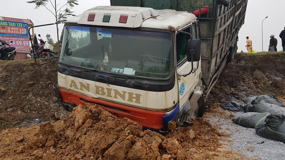 Hà Nội: Chết tức tưởi khi dừng xe nghe điện thoại bên đường