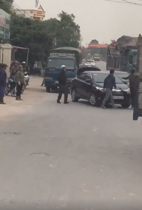Va chạm giao thông, 2 tài xế rút dao đuổi chém nhau xối xả giữa đường