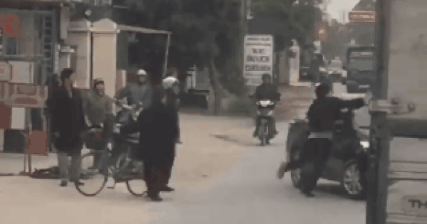 Va chạm giao thông, 2 tài xế rút dao đuổi chém nhau xối xả giữa đường