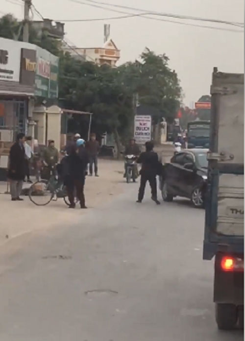 Va chạm giao thông, 2 tài xế rút dao đuổi chém nhau xối xả giữa đường