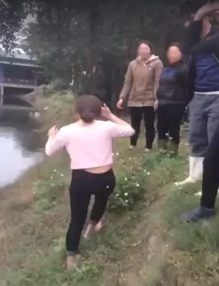 Giữa thời tiết 6 độ C, cô gái nhảy xuống hồ chỉ để lấy 50 nghìn cá cược của bạn bè khiến nhiều người bất bình