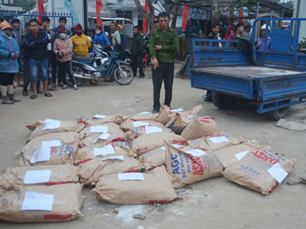 Hai người chở gần một tấn chất độc cyanua