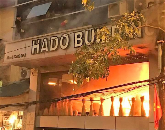 Tòa nhà 10 tầng bốc cháy, nhiều người liều mình nhảy lầu thoát thân