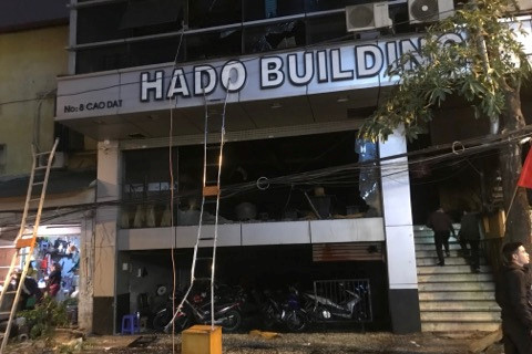 Tòa nhà 10 tầng bốc cháy, nhiều người liều mình nhảy lầu thoát thân