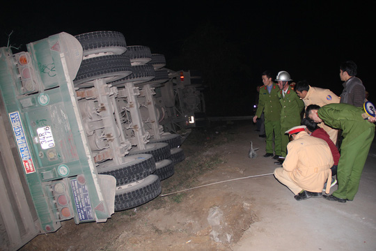 Giải cứu 2 phụ nữ đi đường bị xe container lật úp đè lên người