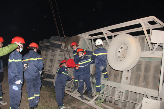 Giải cứu 2 phụ nữ đi đường bị xe container lật úp đè lên người