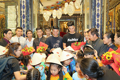 Bà xã Thanh Bùi đón tiếp thầy trò đội tuyển U23 tại TP HCM