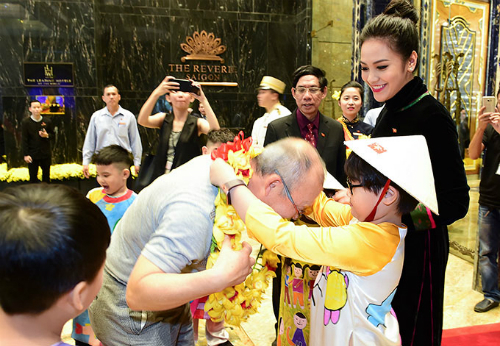 Bà xã Thanh Bùi đón tiếp thầy trò đội tuyển U23 tại TP HCM