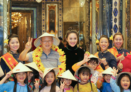 Bà xã Thanh Bùi đón tiếp thầy trò đội tuyển U23 tại TP HCM