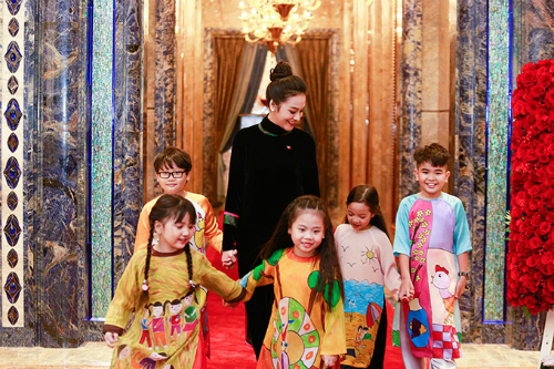 Bà xã Thanh Bùi đón tiếp thầy trò đội tuyển U23 tại TP HCM