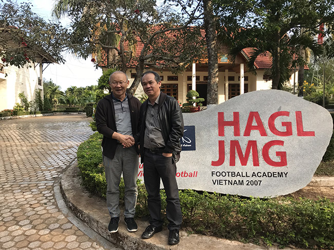 Bầu Đức: Hơn 10 năm qua tôi phải đội... mũ cối