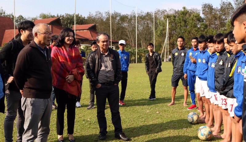 Bầu Đức: Hơn 10 năm qua tôi phải đội... mũ cối