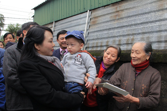 Con trai thiếu uý ung thư nhường sự sống cho con trong vòng tay Bộ trưởng Y tế