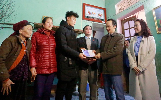 Ông Trịnh Văn Quyết tươi cười trao 500 triệu đồng tiền thưởng cho thủ môn Bùi Tiến Dũng Ông Trịnh Văn Quyết tươi cười trao 500 triệu đồng tiền thưởng cho thủ môn Bùi Tiến Dũng