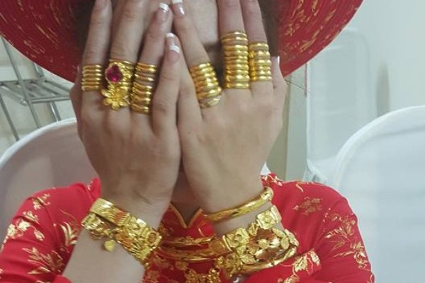 Ngày cưới được chị chồng cho vàng giả, lại còn đem khoe khắp nơi, nàng dâu nhờ tư vấn cách trả đũa