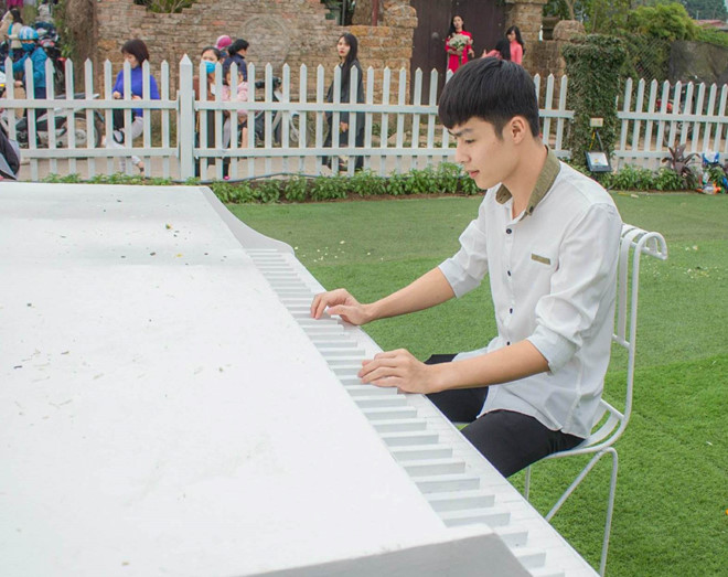 Chàng công an được tìm kiếm khi đứng làm nhiệm vụ ở sân bay Vinh