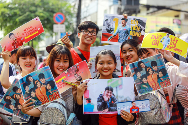 Sân Thống Nhất nổ tung khi U23 giao lưu với người hâm mộ