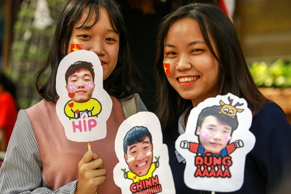 Sân Thống Nhất nổ tung khi U23 giao lưu với người hâm mộ