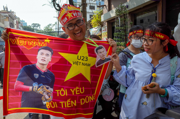 Sân Thống Nhất nổ tung khi U23 giao lưu với người hâm mộ