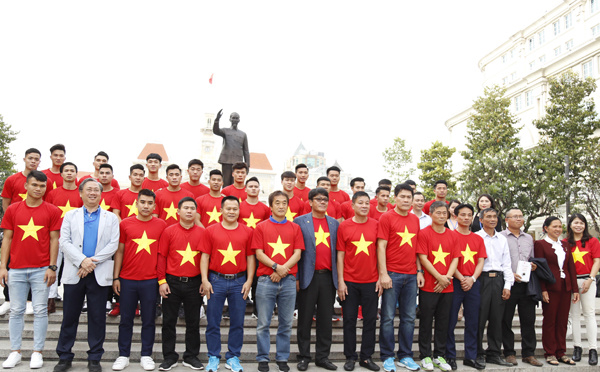 Sân Thống Nhất nổ tung khi U23 giao lưu với người hâm mộ Sân Thống Nhất nổ tung khi U23 giao lưu với người hâm mộ