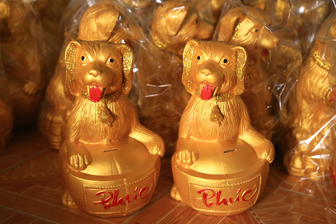 Làng gốm ở Bình Dương tất bật sản xuất chó vàng bán Tết