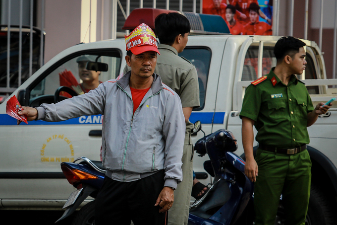 Vé chợ đen công khai rao bán trước giờ giao lưu với tuyển U23