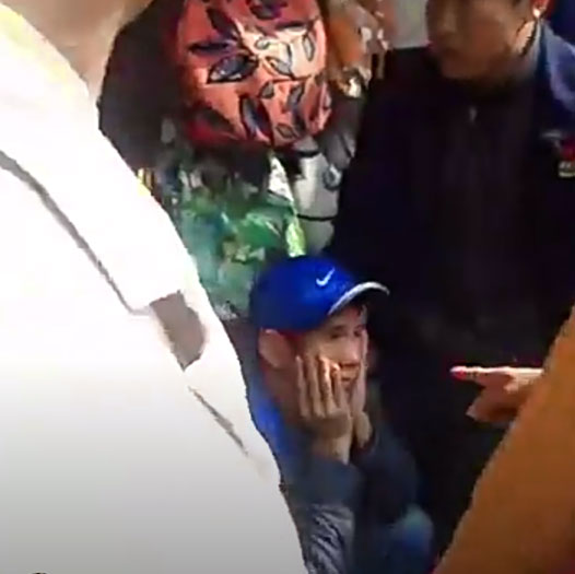 Hà Nội: Tóm gọn một thanh niên nghi xông vào cửa hàng trên phố Hàng Trống, mở tủ cướp Ipad