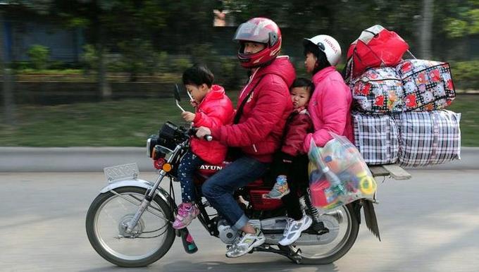 Những đứa trẻ vượt hàng trăm km trên xe máy về quê ăn Tết trong giá lạnh