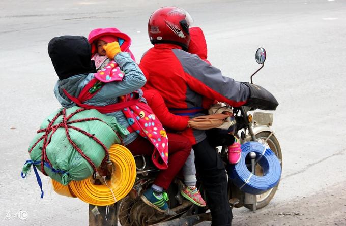 Những đứa trẻ vượt hàng trăm km trên xe máy về quê ăn Tết trong giá lạnh