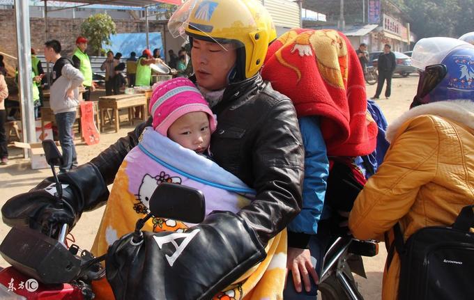 Những đứa trẻ vượt hàng trăm km trên xe máy về quê ăn Tết trong giá lạnh