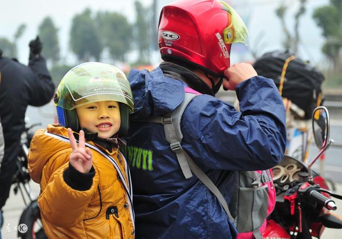 Những đứa trẻ vượt hàng trăm km trên xe máy về quê ăn Tết trong giá lạnh