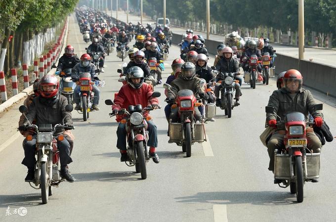 Những đứa trẻ vượt hàng trăm km trên xe máy về quê ăn Tết trong giá lạnh