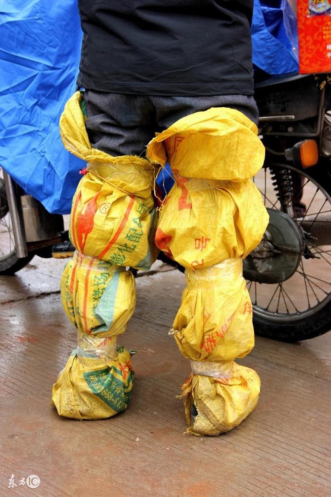 Những đứa trẻ vượt hàng trăm km trên xe máy về quê ăn Tết trong giá lạnh