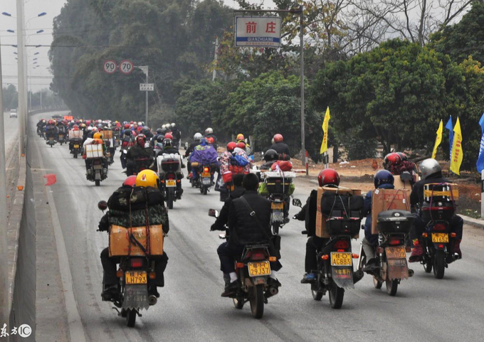 Những đứa trẻ vượt hàng trăm km trên xe máy về quê ăn Tết trong giá lạnh