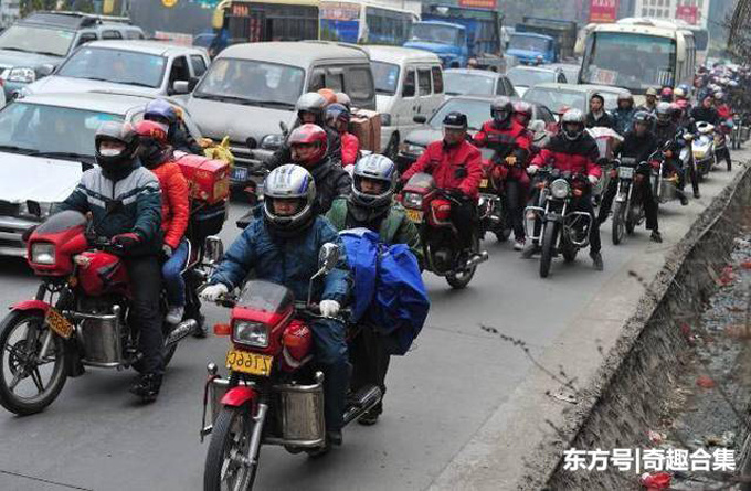 Những đứa trẻ vượt hàng trăm km trên xe máy về quê ăn Tết trong giá lạnh