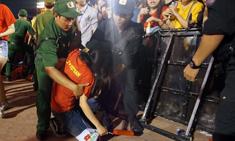 Cổ động viên ngất trong gala giao lưu với U23 Việt Nam