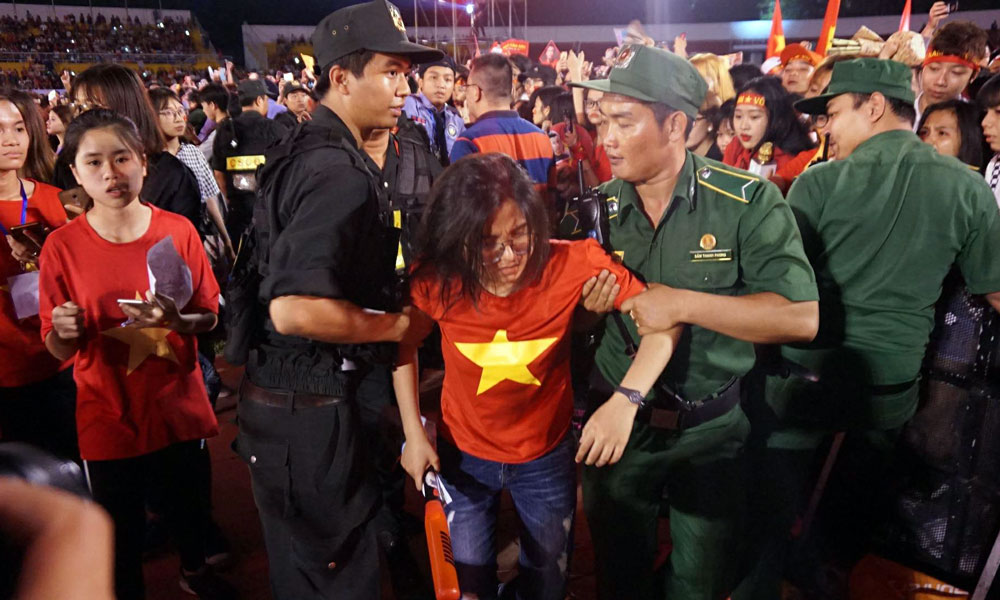 Cổ động viên ngất trong gala giao lưu với U23 Việt Nam