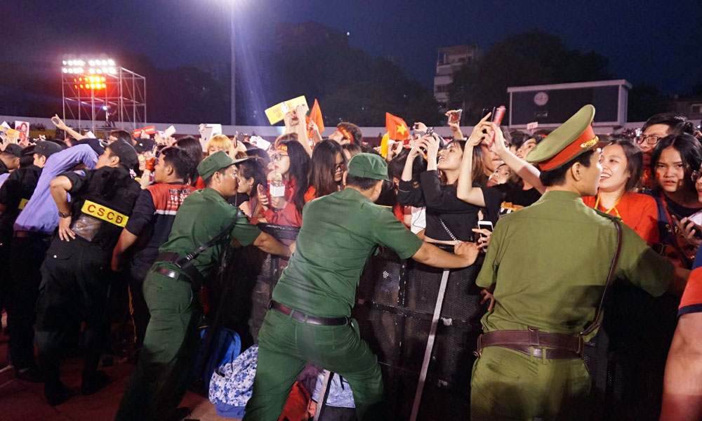 Cổ động viên ngất trong gala giao lưu với U23 Việt Nam