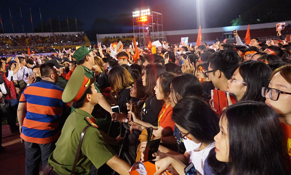 Cổ động viên ngất trong gala giao lưu với U23 Việt Nam