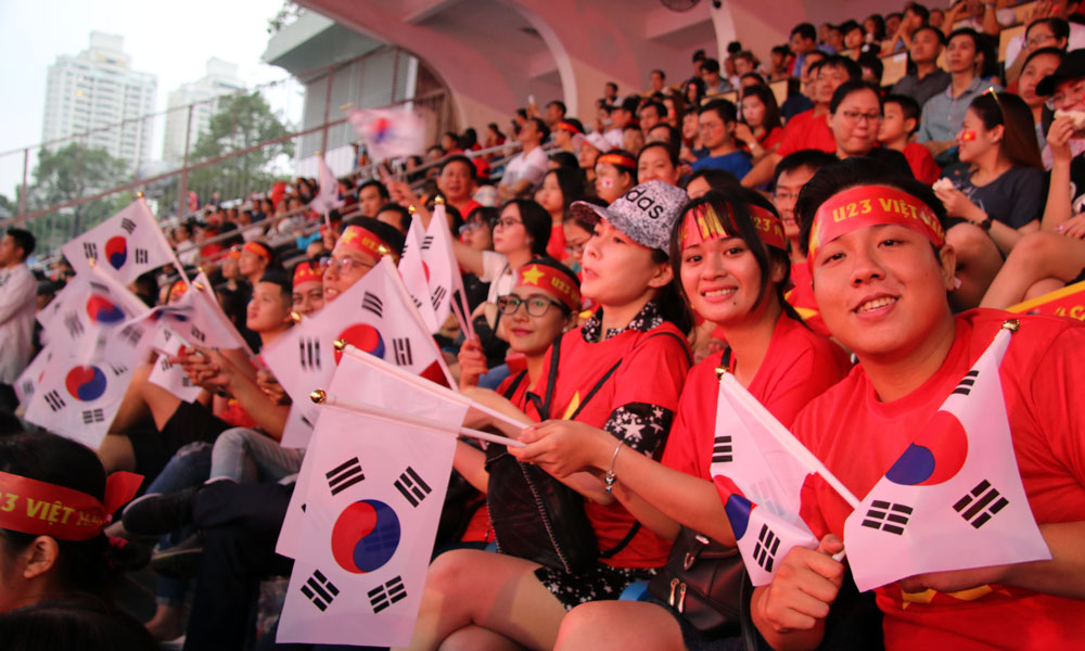 Cổ động viên ngất trong gala giao lưu với U23 Việt Nam